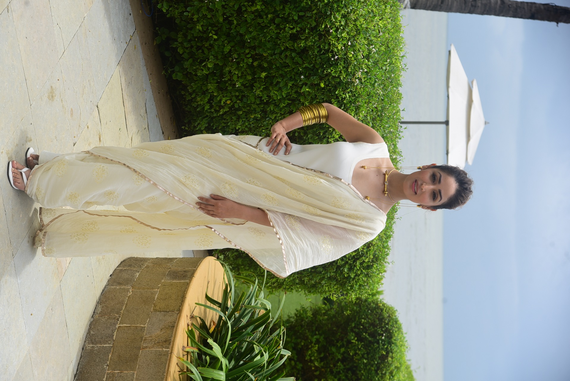 Yami Gautam looks elegant in the off-white saree. 