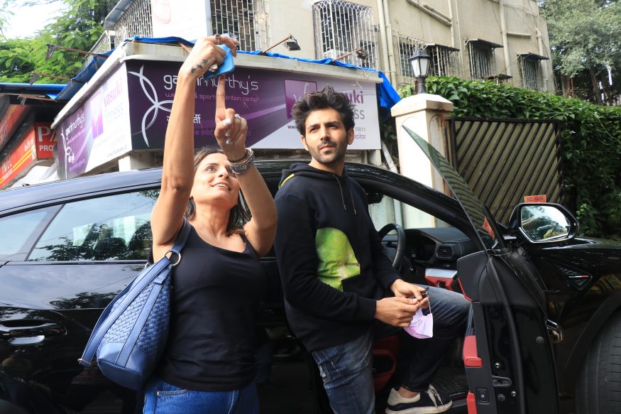 Kartik Aryan seen taking a selfie with a fan.