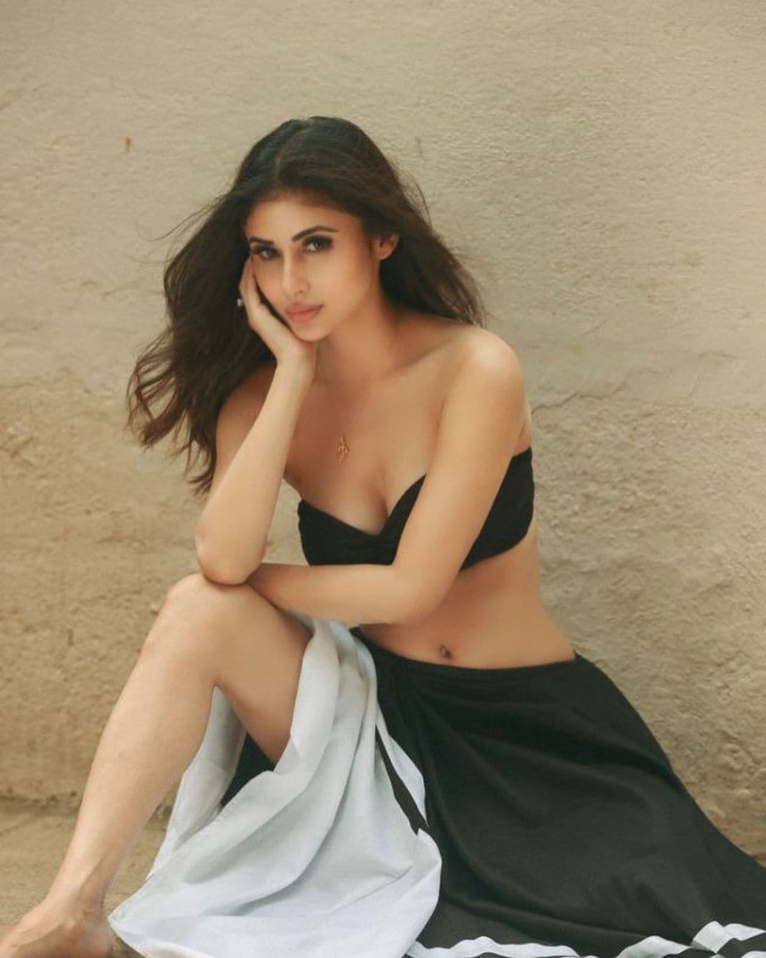 Mouni Roy Takes Internet By Storm With Super Hot Pics Check Out The Divas Sexiest Photos News18 4915