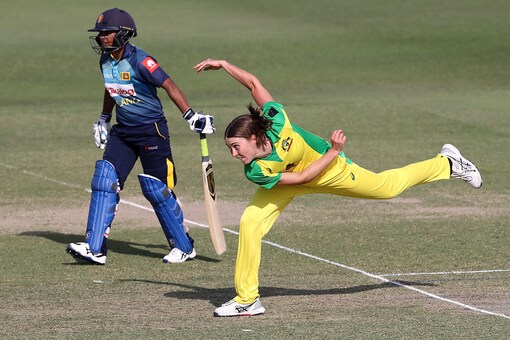 श्रीलंका के खिलाफ महिला अंतरराष्ट्रीय मैच के दौरान तायला व्लामिनक गेंदबाजी करती हैं।