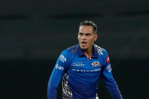 Rahul Chahar bids farewell to KS Bharat in the match against RCB.