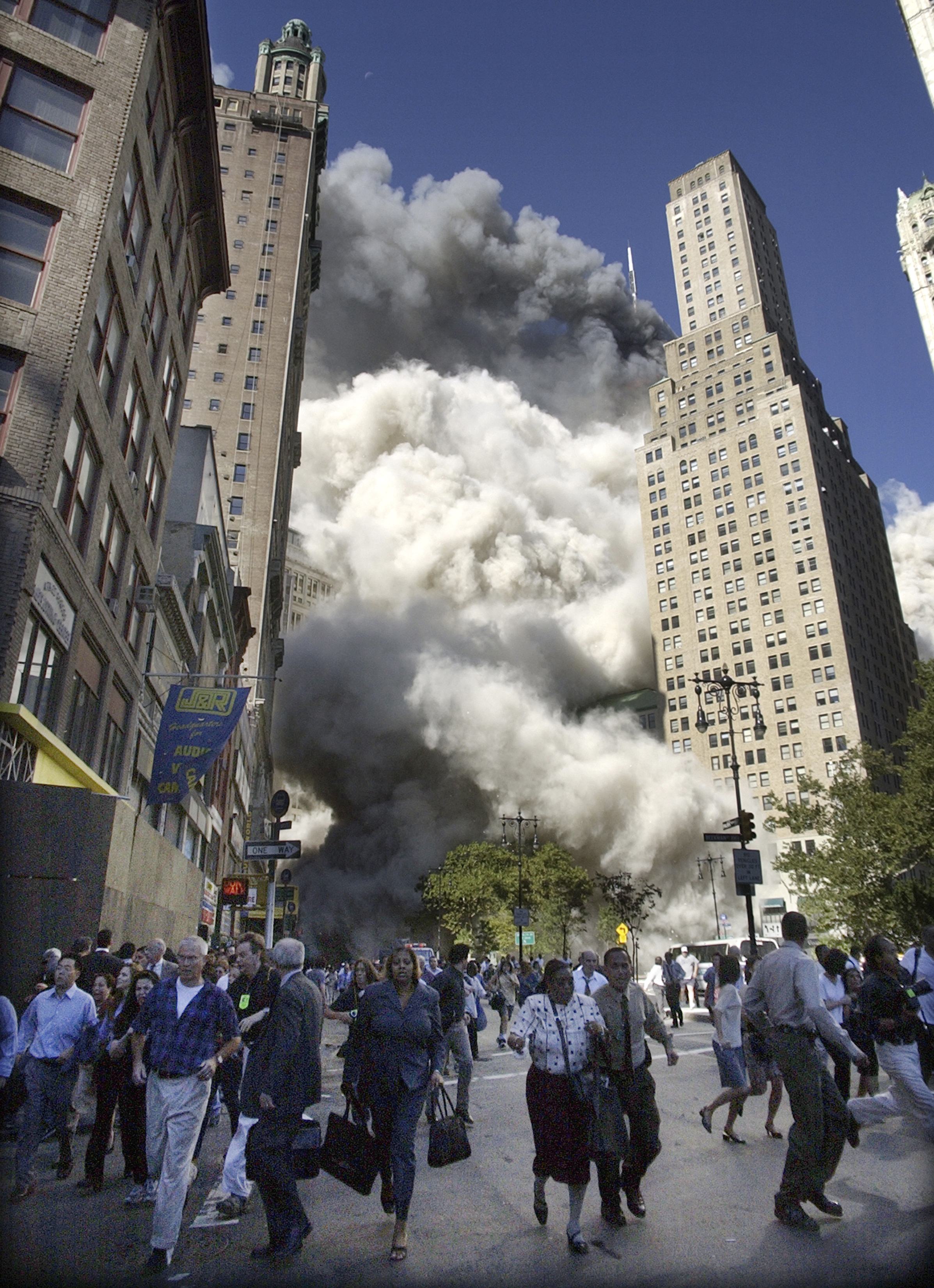 Сколько погибло людей в теракте 2001. Башни-Близнецы теракт 11 сентября 2001. Башни Близнецы в Нью-Йорке 11 сентября. Башня ВТЦ В Нью-Йорке 2001 год.