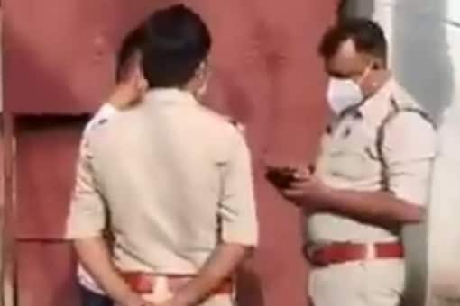 बंगाल में भाजपा सांसद अर्जुन सिंह के आवास के बाहर पुलिस।  (वीडियो हड़पने)