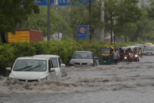 गाजियाबाद में भारी बारिश के कारण पांच लोगों की करंट लगने से मौत हो गई।  (फाइल फोटोः पीटीआई)