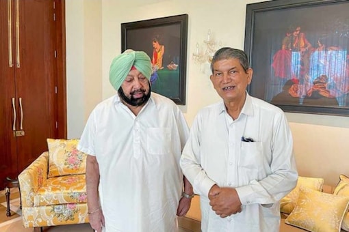 Harish Rawat (Right) with Captain Amarinder Singh.  (PTI file)