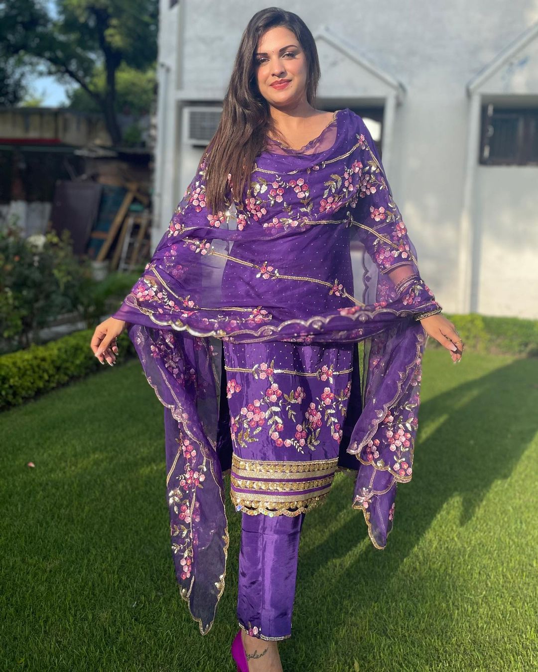 Himanshi Khurana looks gorgeous in the floral embroidered kurta. 