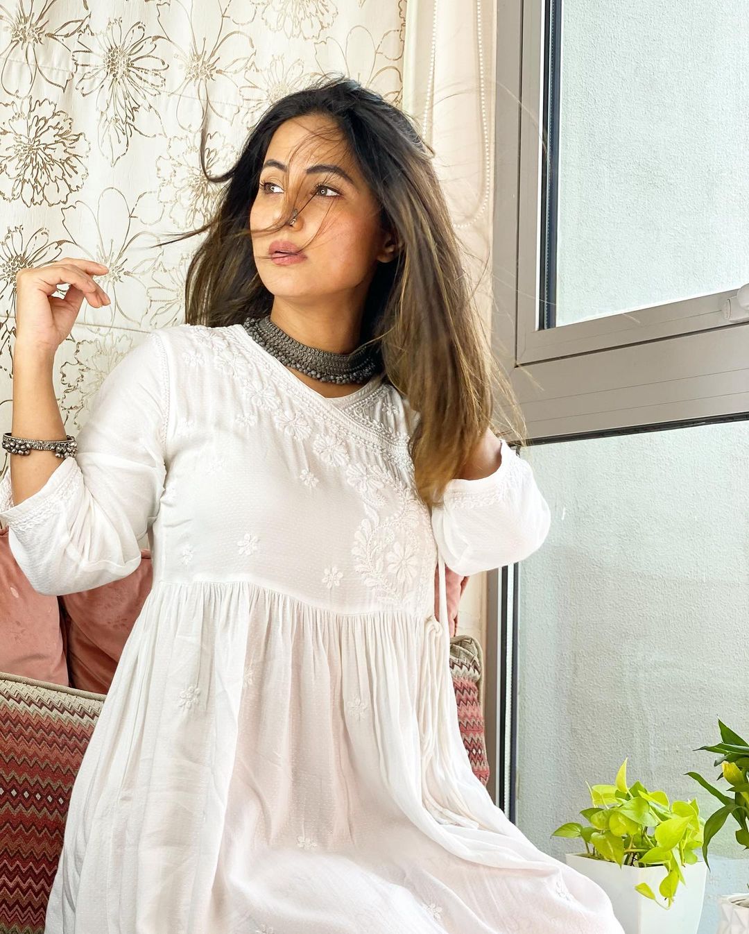Hina Khan looks elegant in the white cotton kurta. 