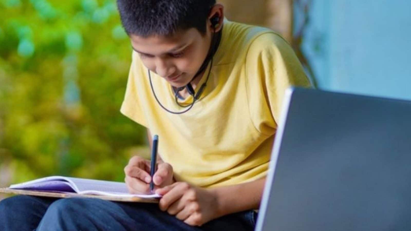 Great Becomes Gr8, U Instead of You, Kids Use Internet Language to Write Copies, Teachers Concerned
