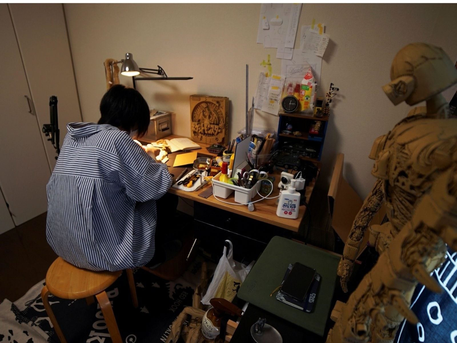 Japanese artist makes life-like cardboard sculptures