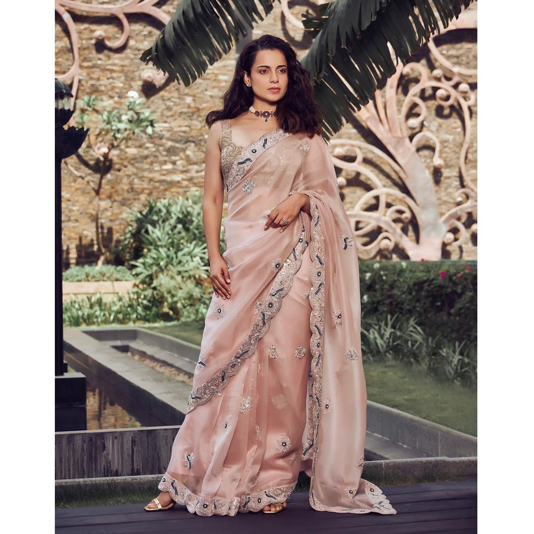 Kangana Ranaut looks gorgeous in the organza saree. 