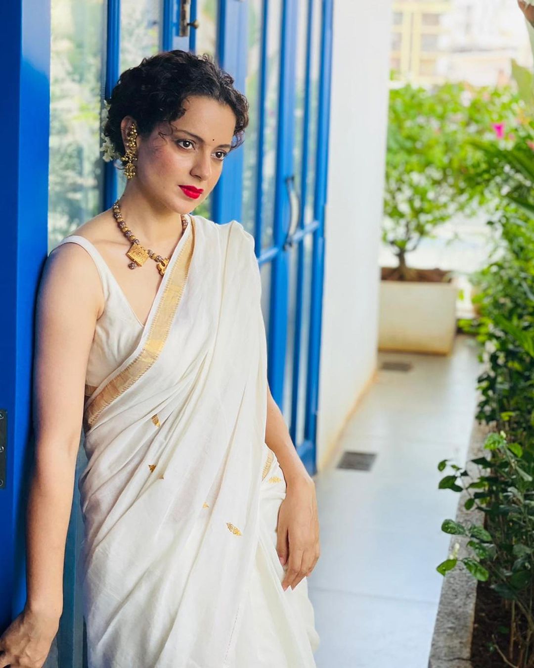 Kangana Ranaut looks gorgeous in the white saree with golden border.