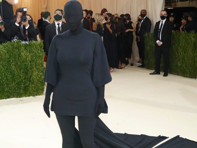 Met Gala 2021: Kim Kardashian Completely Covers Her Face and Body in ...