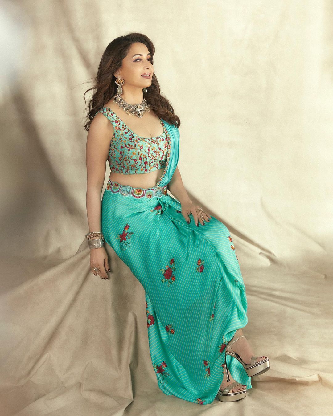 Madhuri Dixit Sex Picture Videos - Madhuri Dixit Shows How You Can Never Go Wrong In A Saree, See Her Alluring  Saree Moments