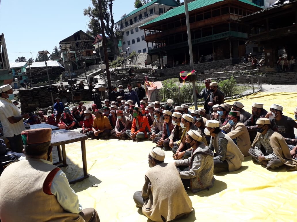 A team of state officials carrying out a discussion with the villagers. (News18)