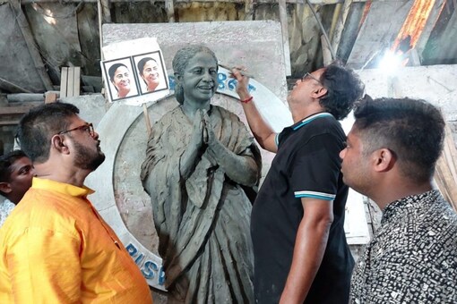  Nazrul Park Unnayan  Samithi club of Keshtopur in Kolkata touches on their idol of Mamata Banerjee. (News18)