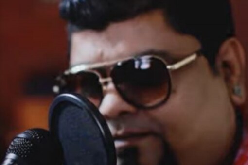 While the original portion sung by Yohani has been kept as it is, the Sinhala rap has been replaced with a Bhojpuri version. (Credits: YouTube/Bihari Gypsy Soul)