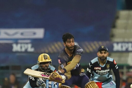 केकेआर के वेंकटेश अय्यर ने आरसीबी के खिलाफ आईपीएल मुकाबले में शॉट खेला।