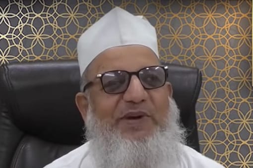 उत्तर प्रदेश एटीएस को 23 सितंबर को इस्लामिक विद्वान मौलाना कलीम सिद्दीकी की 10 दिन की रिमांड मिली, जिसे एक चलाने के आरोप में गिरफ्तार किया गया था। "रूपांतरण सिंडिकेट".  (छवि: मौलाना कलीम सिद्दीकी / यूट्यूब स्क्रीन ग्रैब)