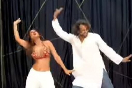 एक्ट्रेस निया शर्मा ने हाल ही में रिलीज हुए अपने गाने दो भूत पर डांस करते हुए अपना एक वीडियो शेयर किया है। 