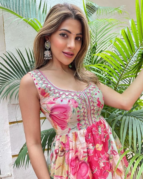 Nikki Tamboli Gives Bombshell Vibes In Pink Ruffled Saree With Deep-neck  Blouse, See Her Sexy Pics - News18