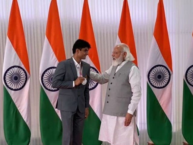 PM Narendra Modi with IAS officer and Tokyo Paralympics Sivler-medallist Suhas Yathiraj