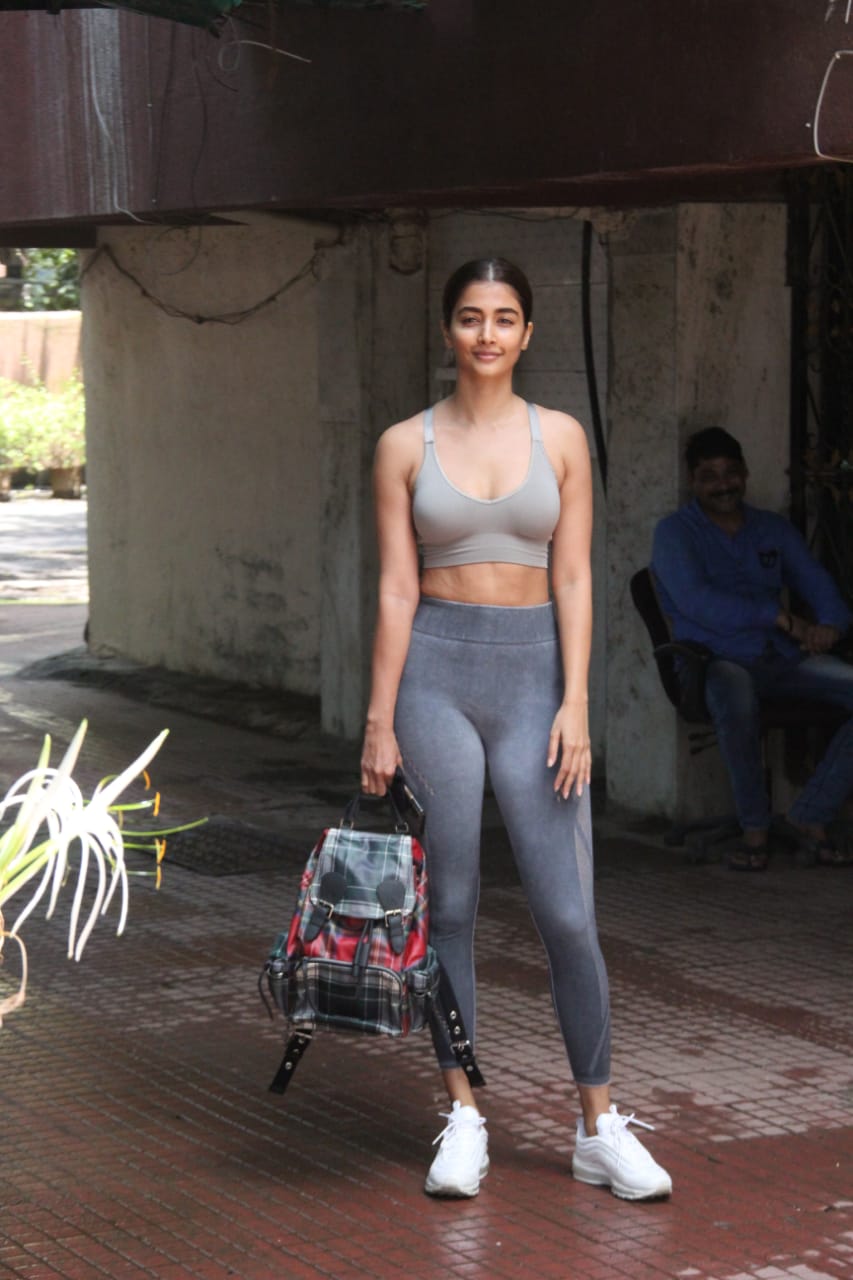 Pooja Hegde Flaunts Toned Figure In Stylish Gymwear Check Out The Divas Sexiest Gym Looks News18 