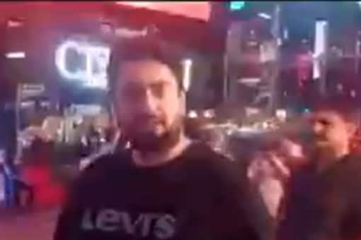 Shehryar Khan Afridi fue visto en Time's Square haciendo videos de personas sin hogar en las aceras. 