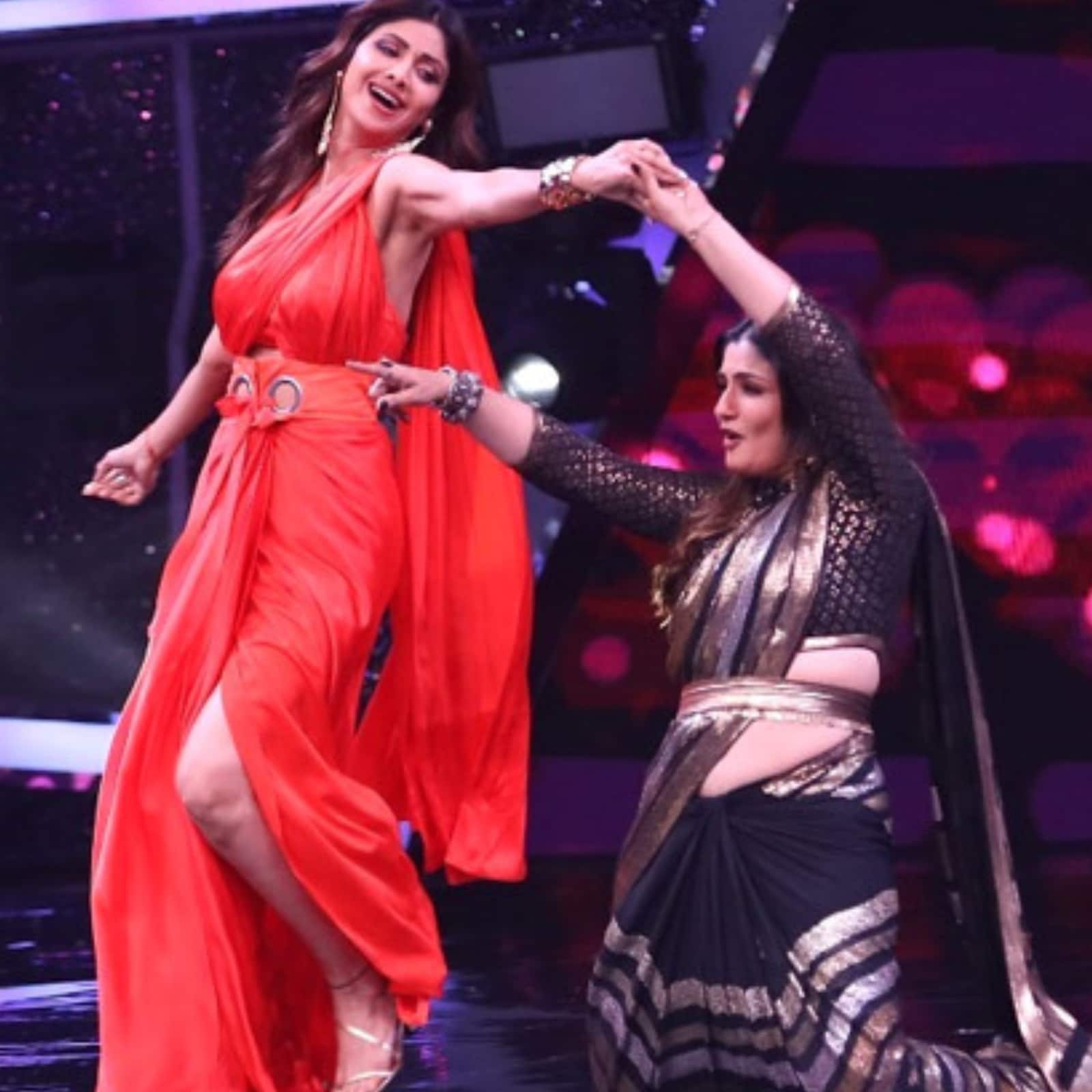 Xxnx Raveena Tandon - Raveena Tandon Holds Shilpa Shetty in Arms As They Groove to Chura Ke Dil  Mera on Super Dancer 4 - News18