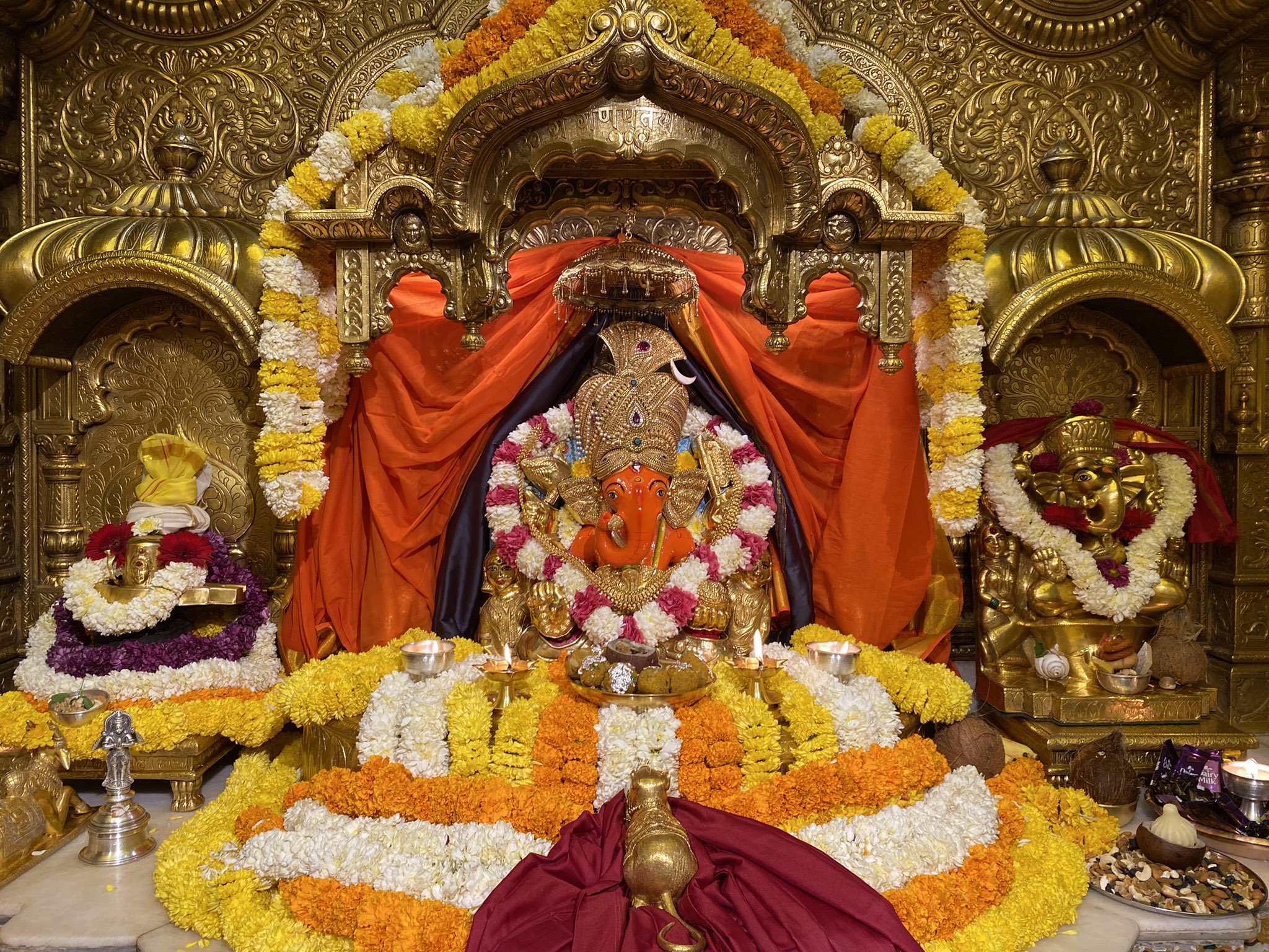 Free Photo: Siddhivinayak Tempal reopen only QRT online booking devotees Pic