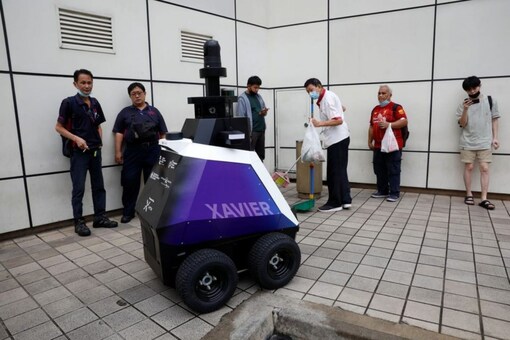 स्वायत्त रोबोट जेवियर का पता लगाने के लिए पड़ोस के मॉल में गश्त करता है "अवांछनीय सामाजिक व्यवहार।" (छवि क्रेडिट: रॉयटर्स)