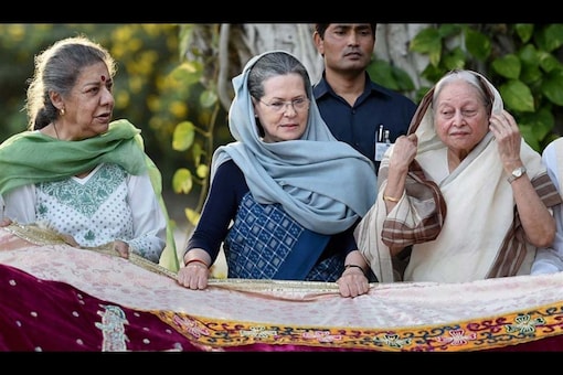 सोनिया गांधी कथित तौर पर अंबिका सोनी (बाएं) को पंजाब के सीएम की भूमिका निभाने के लिए मनाने की कोशिश कर रही हैं।  (पीटीआई फाइल)