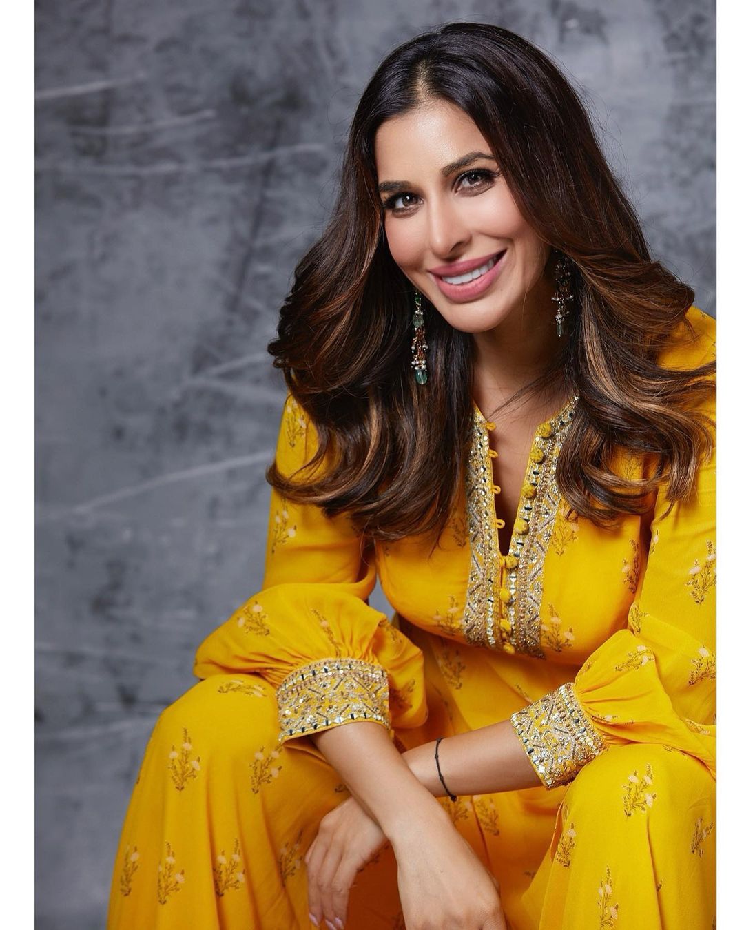 Sophie Choudry looks beautiful in the yellow embellished kurta. 