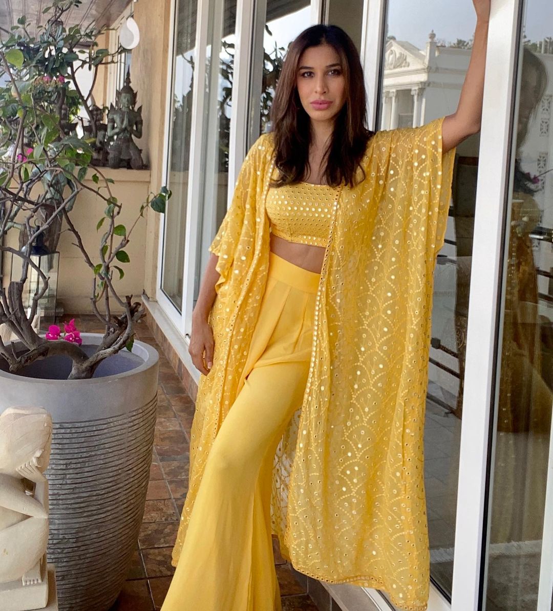 Sophie Choudry oozes oomph in the yellow ensemble. 