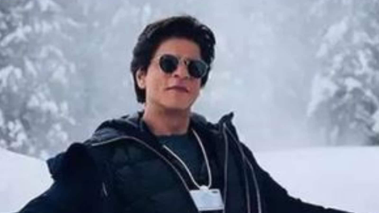 Shah Rukh Khan is back with his Signature Romantic Pose