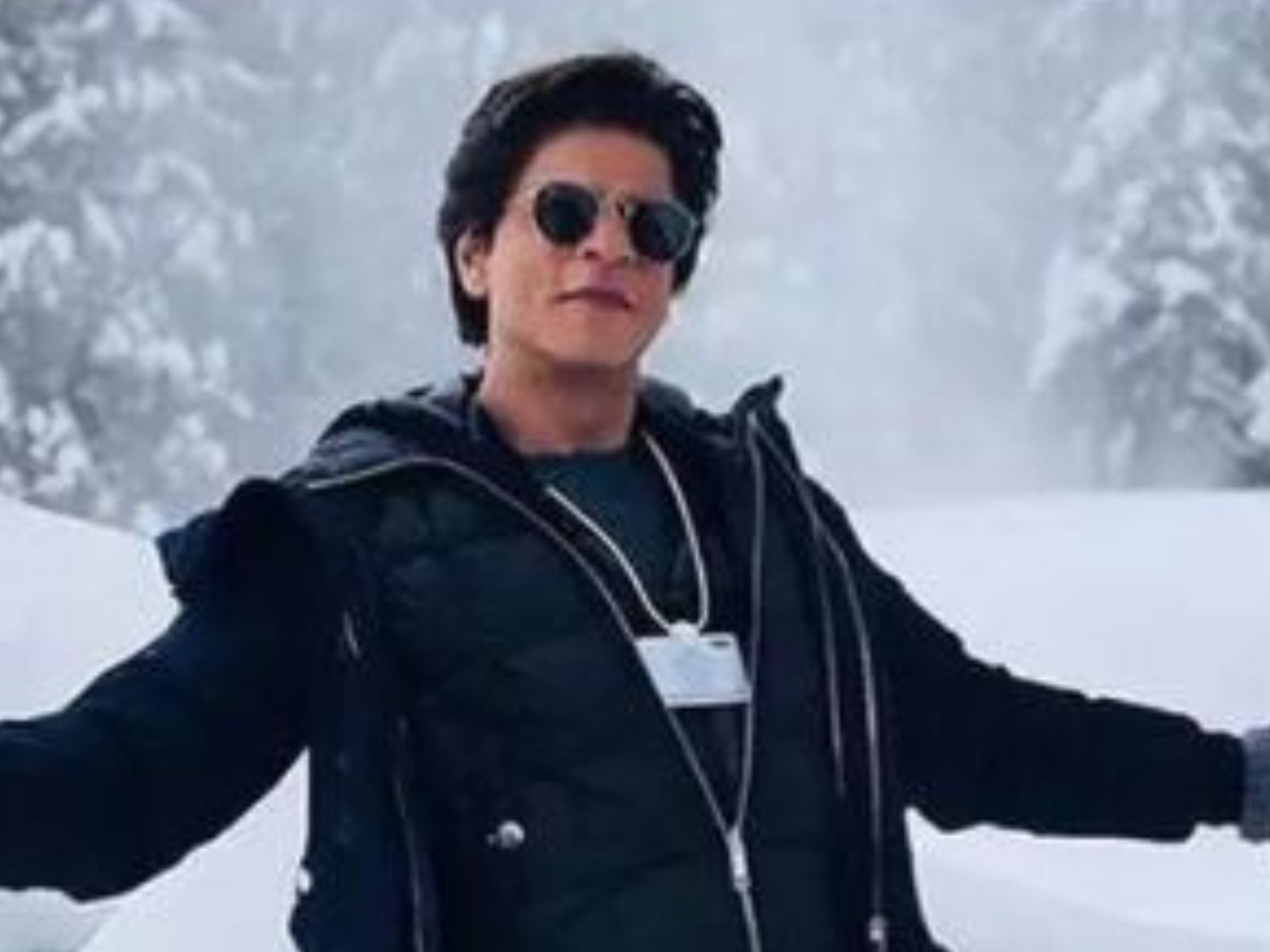 Shah Rukh Khan Waves At Fans, Poses For Pictures Along With AbRam, And  Strikes His Signature Pose Outside Mannat (Video and Pics) | India.com