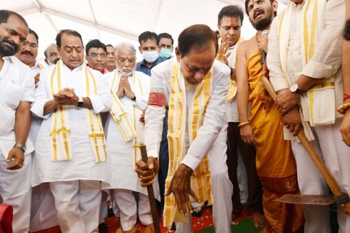 KCR performed the Bhumi Puja at the site near the Vasanth Vihar Metro Station in Delhi.
(Image: News18)