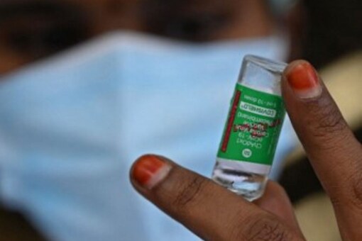A health worker prepares to inoculate a person with a dose of Covishield in Chennai on September 12, 2021. (Image: AFP)