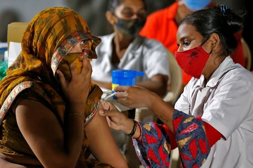 भारत में एक महिला को कोविड-19 के टीके की खुराक मिल रही है।  (फाइल फोटो/रॉयटर्स)