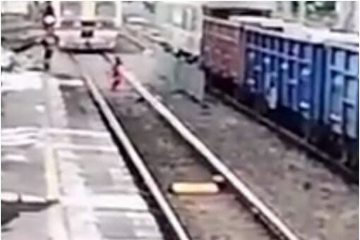 पश्चिम रेलवे द्वारा जारी सीसीटीवी फुटेज का स्क्रीनग्रैब।  (छवि: ट्विटर/पश्चिम रेलवे)