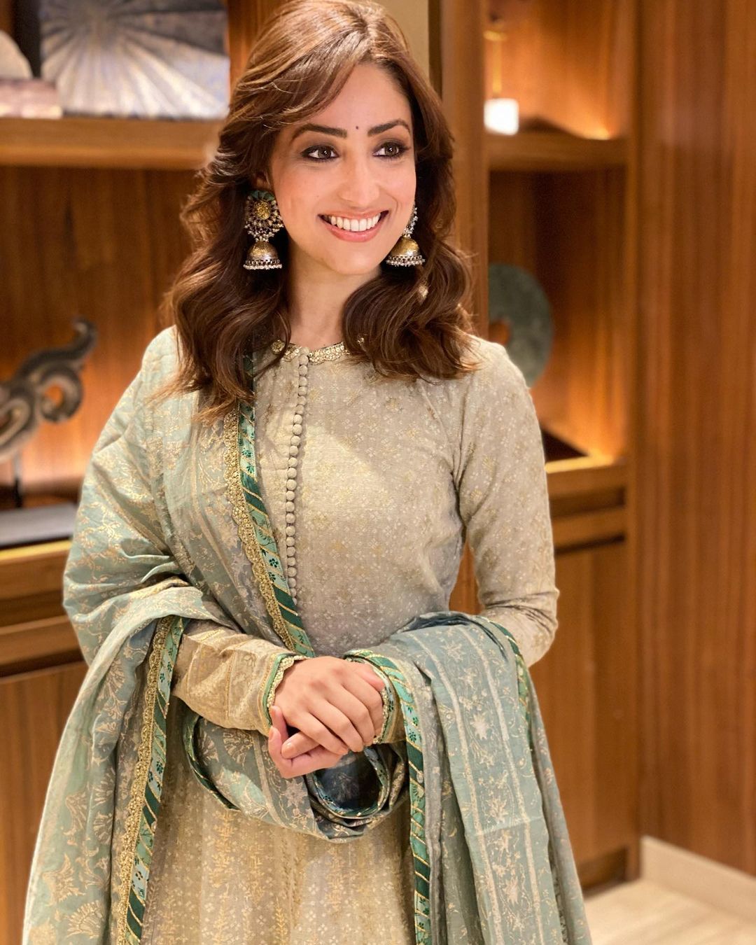 Yami Gautam paints a chic picture in the ethnic suit. 
