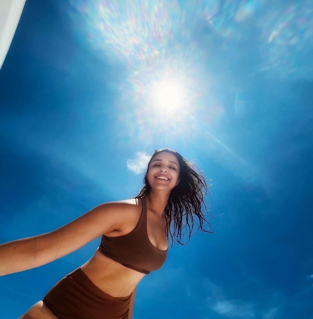 Parineeti Chopra Sizzles In A Sexy Bikini, Check Out Divas Sexiest Avatar  In These Pics