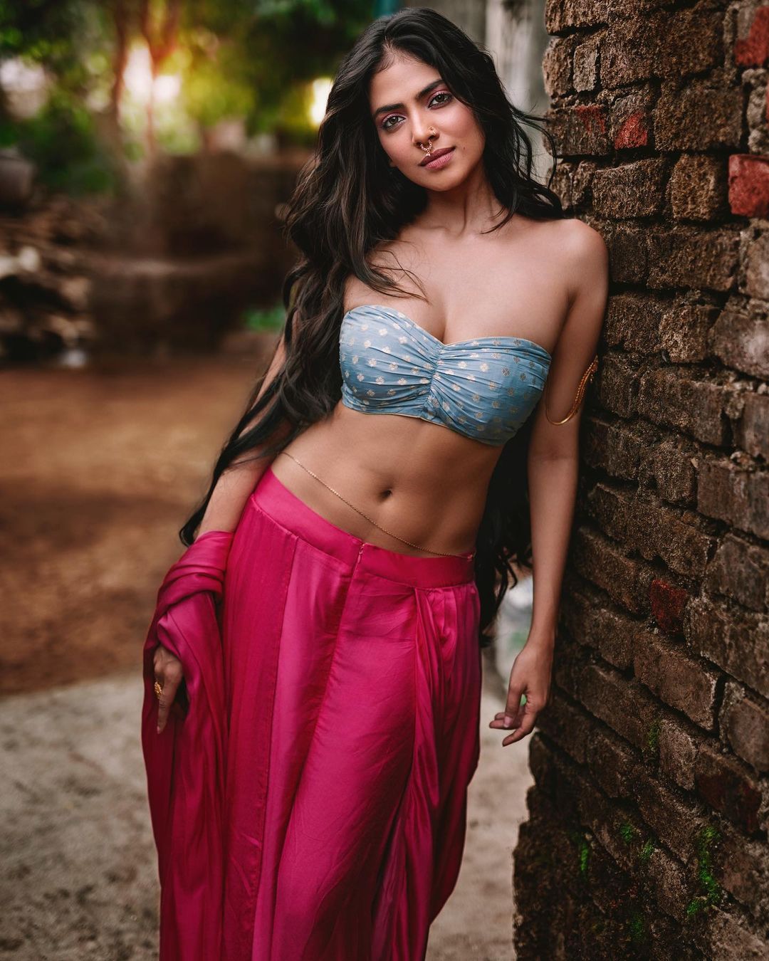 Malavika Mohanan Passes Sultry Vibes In A Bandeau And Drape Saree, See Her Hot Photos