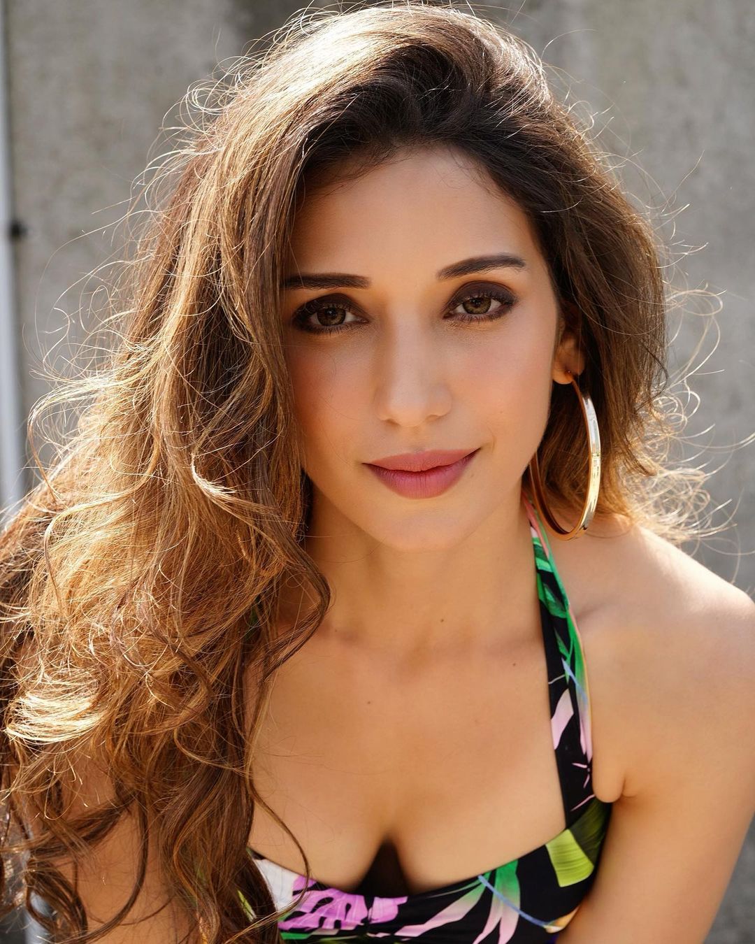  Heli Daruwala leaves her hair loosely open and opts for minimal make-up. 