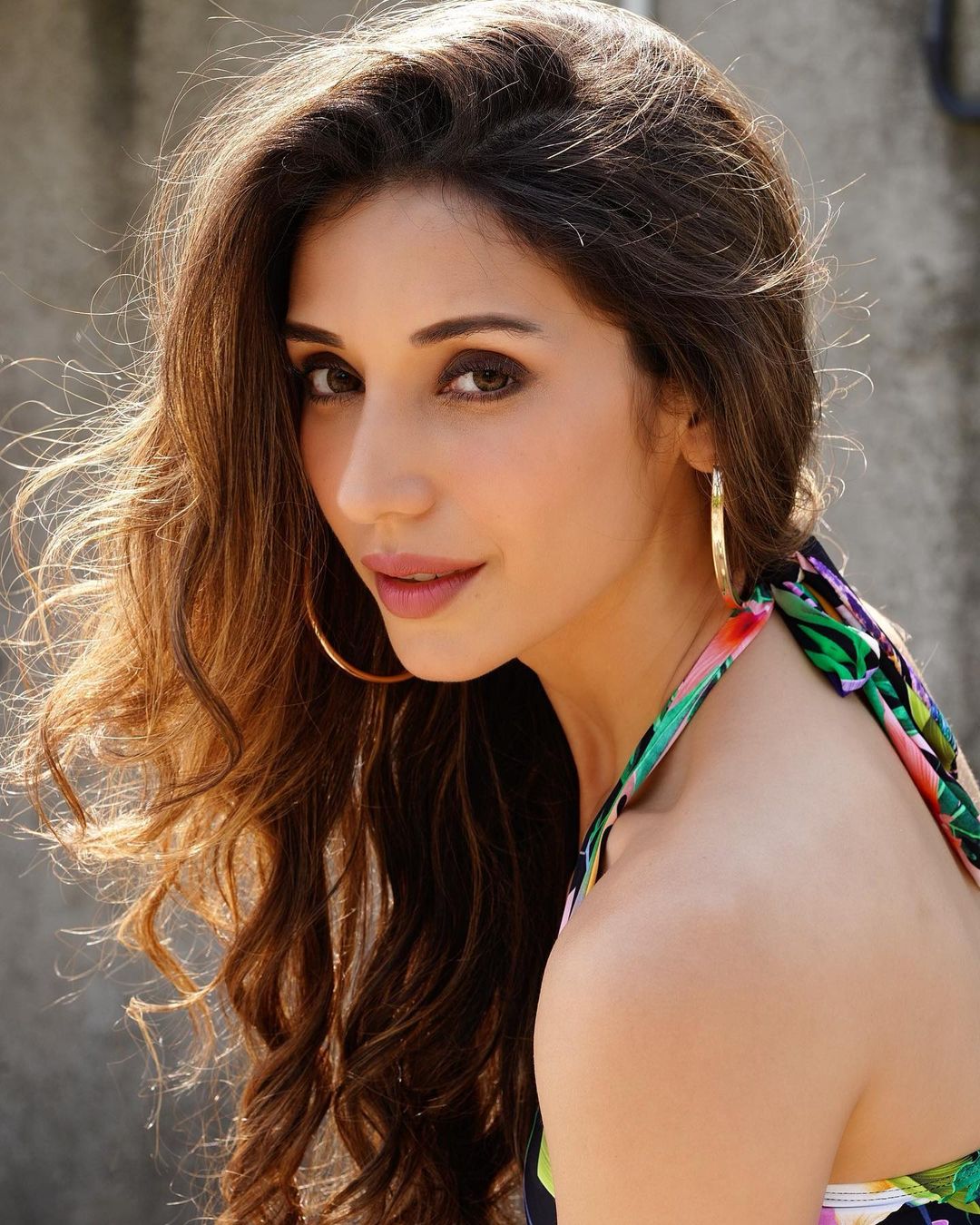Heli Daruwala flaunts her sexy back in the backless outfit. Heli Daruwala flaunts her sexy back in the backless outfit.
