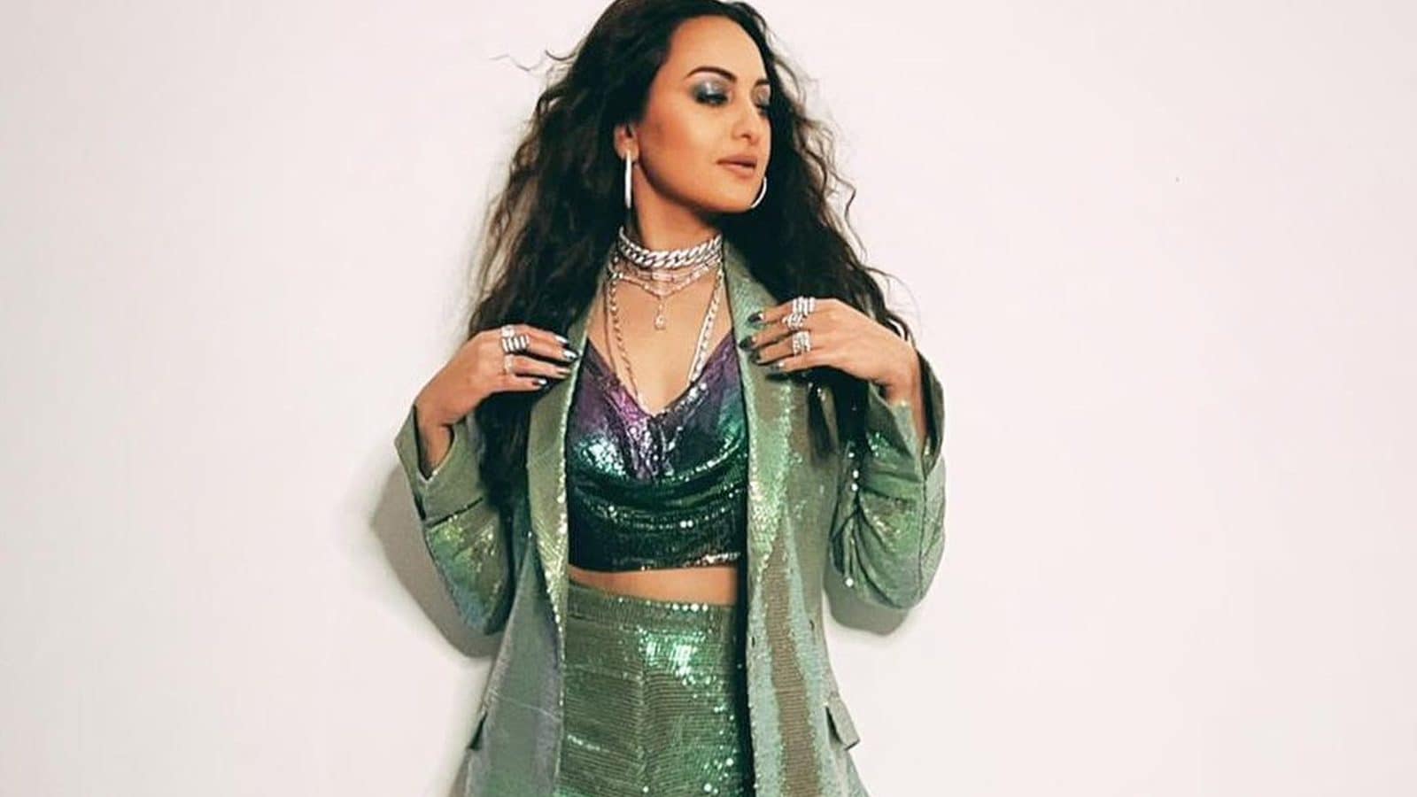 Sonakshi Sinha Dazzles In Shimmery Green Suit, Take A Look At Her Ravishing Pictures Sonakshi Sinha Dazzles In Shimmery Green Suit, Take A Look At Her Ravishing Pictures