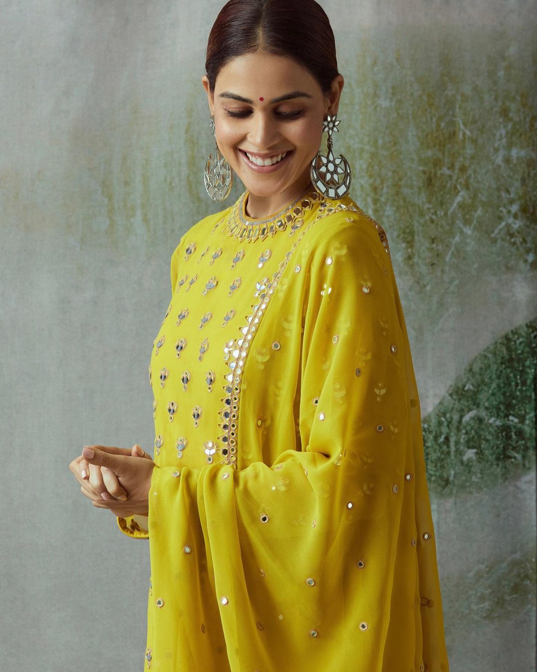 Genelia D'Souza Oozes Elegance In Yellow Saree, Check Out Diva Ace The ...
