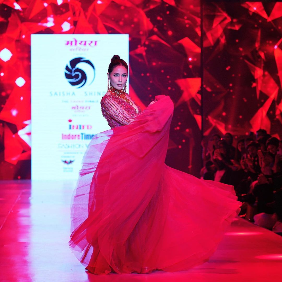  Hina Khan looks like a dream in the bright red gown designed by celebrity fashion designer Saisha Shinde. (Image: Instagram)