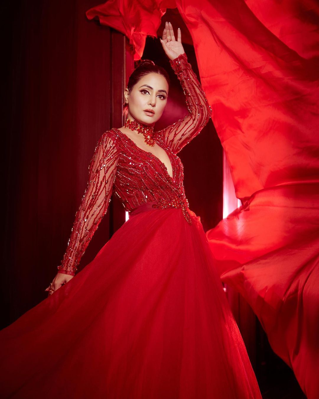  Hina Khan looks like a dream in a bright red embellished gown. (Image: Instagram)