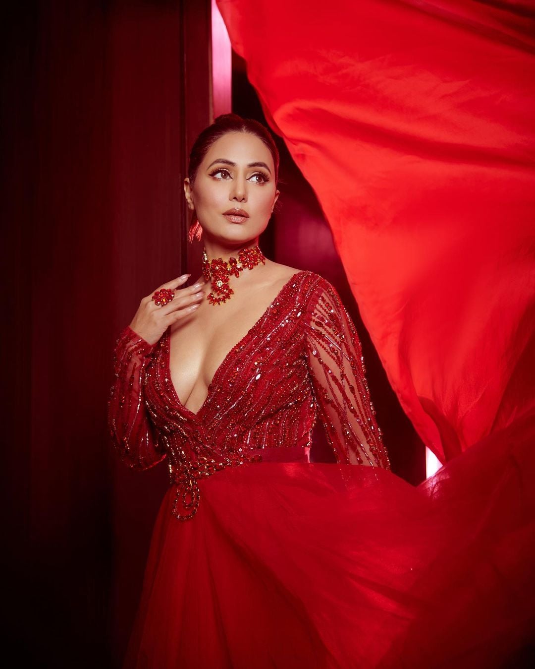 In A Red Gown With A Plunging Neckline, Taapsee Pannu Is Showing Us The  Most Modern Way To Wear Our Gold Heirloom Jewellery