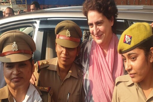Women cops getting clicked with Congress leader Priyanka Gandhi Vadra, while she was on her way to Agra.  (News18)